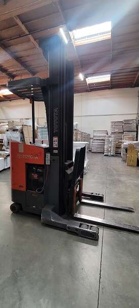 Toyota 7BRU18 electric narrow aisle 3500lb stand up rider reach forklift