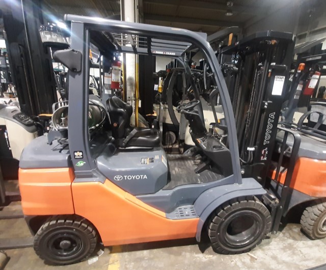 Toyota 8FGU25 like new 5000lb pneumatic tire propane fuel outdoor forklift