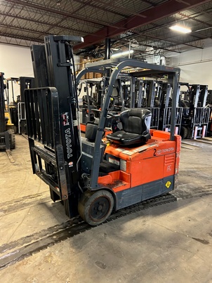 Toyota 7FBEU20 narrow aisle 3 wheel 4000lb EE rated sit down rider warehouse forklift