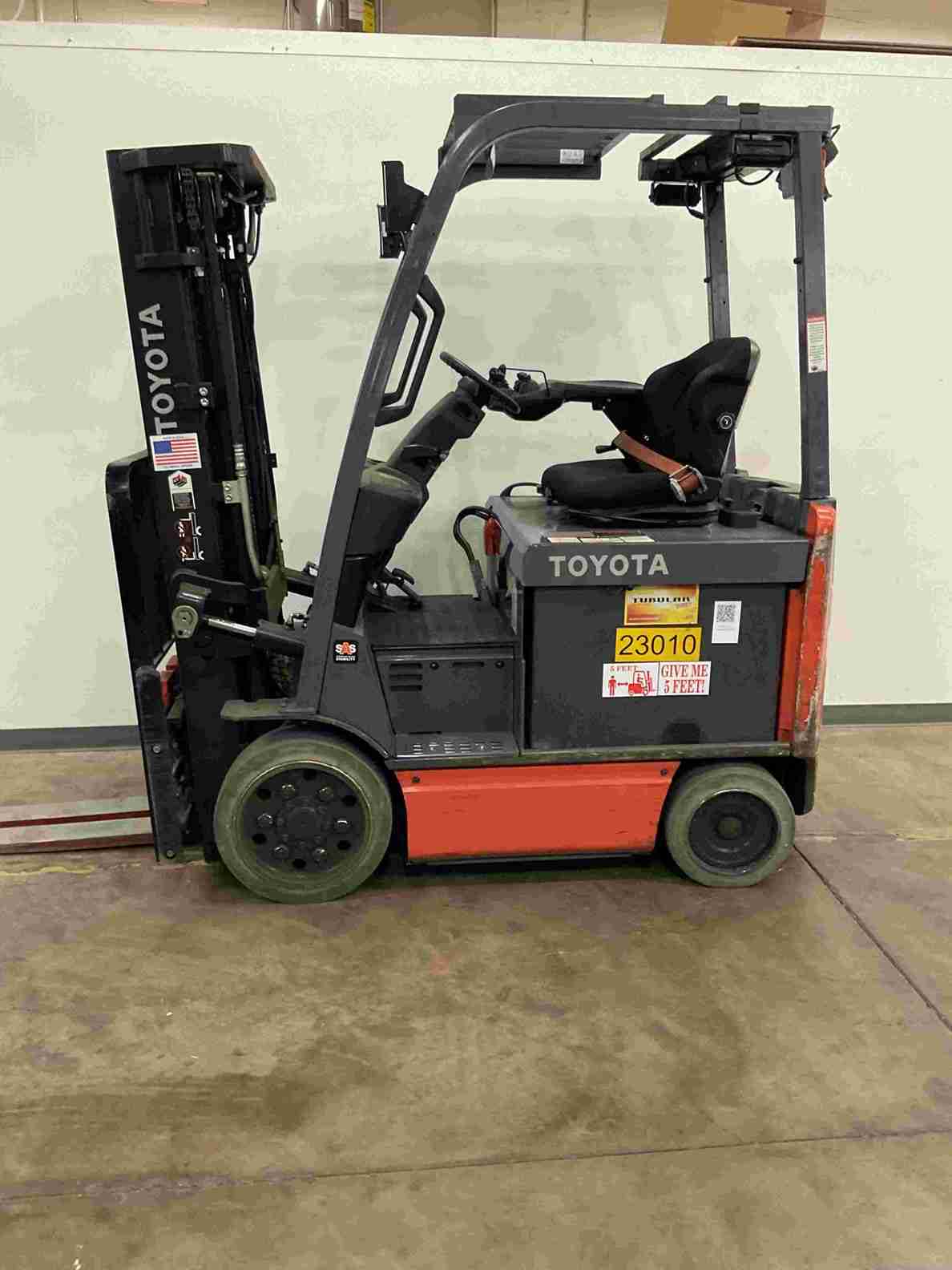Toyota 8FBCU25 electric 5000lb sit down rider warehouse forklift